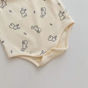 Dettaglio tutina neonato carina, body smanicato in cotone morbido con stampa coniglio.