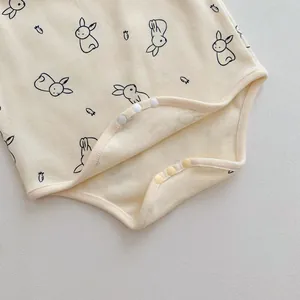 Delizioso body in cotone per neonato con stampa coniglietto, tutina morbida con bottoni.
