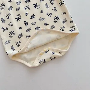 Dettaglio tutina neonato cotone fiori, body carino con comodi bottoni a pressione.