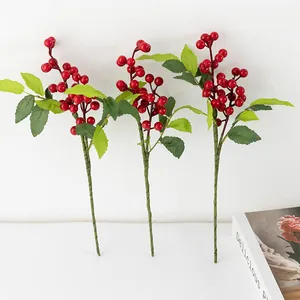 Tiges de baies rouges de Noël artificielles avec feuilles vertes pour déco de fête.