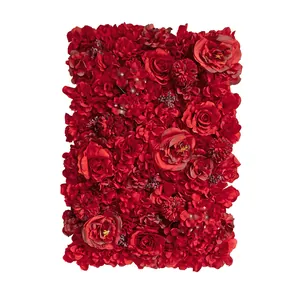 Vista detallada del panel de pared de rosas y hortensias rojas para bodas