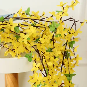 Détail de guirlande de fleurs de Forsythia jaunes artificielles, déco maison mariage.