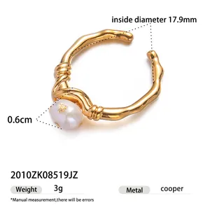 Vue détaillée de la bague en perle d'eau douce montrant le diamètre et le matériau.