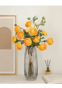 Künstlicher Hahnenfuß Blumenstrauß in grauer Glasvase für Heimdekoration Detailansicht.