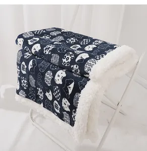 Nahaufnahme der weichen Kuscheldecke für Haustiere, warmer Plüschstoff für Hunde und Katzen.