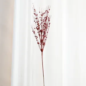 Dettaglio ramo di bacche glitterate rosse per decorazione fai da te albero di Natale.