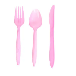 Lot de couverts jetables en plastique rose avec fourchette, cuillère et couteau de fête.