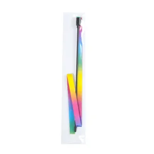 Detailweergave van de regenbooglint kattenstok in een transparante plastic verpakking