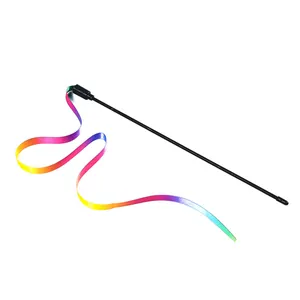 Gedetailleerd overzicht van een regenbooglint kattenspeeltje met een lange kleurrijke stoffen band