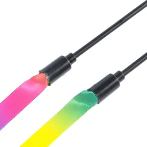 Detailweergave van de regenbooglintbevestiging aan een zwarte plastic kattenhengel