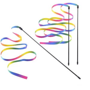 Gedetailleerd overzicht van de kattenspeelstok met lang regenbooglint en zwarte steel
