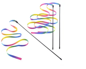 Gedetailleerd overzicht van het levendige regenbooglint op een stevige zwarte stok voor katten