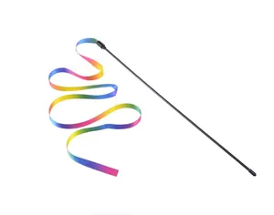 Tweezijdige kattenstok met regenbooglint en een lange flexibele zwarte speelhengel voor kat