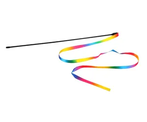 Close-up van een kleurrijk regenbooglint bevestigd aan een flexibele zwarte hengel
