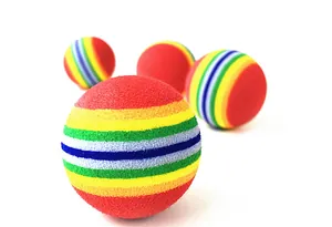 Macro di una pallina arcobaleno per gatti in schiuma EVA da 35 mm con trama a vista