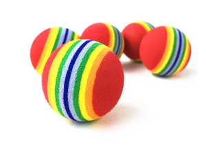 Vista macro di palline per gatti in schiuma EVA arcobaleno da 35 mm con dettagli