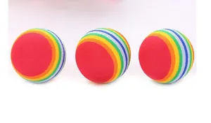 Vista dettagliata di tre palline arcobaleno in schiuma EVA da 35mm per gatti, silenziose