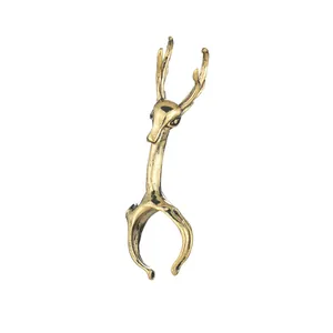 Gedetailleerde close-up van een gouden hertenkop open ring, uniek sieradenontwerp.