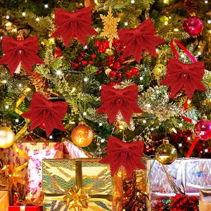 Rode glitters kerstboom strikken hangende decoraties voor feestdag feest en huis.