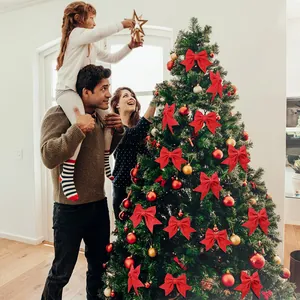 Gezellige kerstscène met glinsterende rode strikken om de boom perfect te decoreren voor feest.