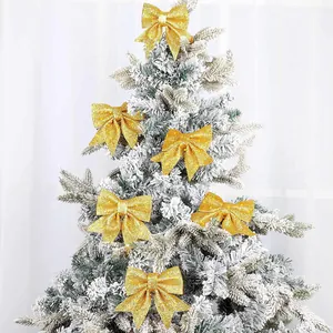 Gouden glitter kerststrikken boom hangende decoraties sprankelende feestdag feestversiering.
