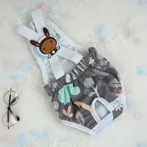 Vista detallada de pantalones sanitarios para mascotas con parche de conejo y tirantes.