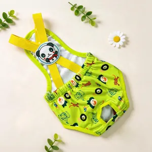 Detalle de cerca del pantalón fisiológico lavable para mascotas con lindo estampado animal y tirantes.
