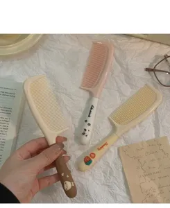 Joli peigne à cheveux en plastique avec motif d'animal mignon et de fraise pour un usage quotidien.