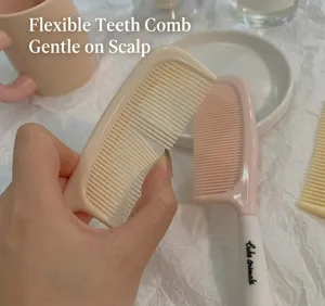 Peigne à cheveux en plastique avec joli manche, outil de coiffure quotidien durable pour la maison.