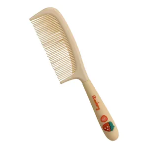 Joli peigne à cheveux en plastique avec motif de fraise et poignée pour un usage quotidien.