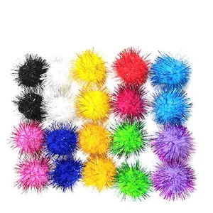 Vista dettagliata di 20 palline di peluche colorate da 3cm per il gioco interattivo dei gatti