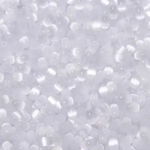 Vue détaillée de rocailles en verre œil de chat blanc, idéal pour les bijoux faits main.