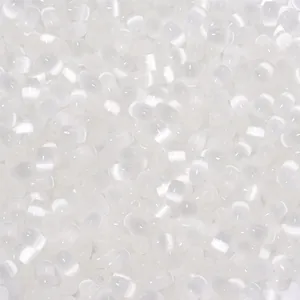 Vue detaillee de perles de verre oeil de chat blanches en vrac pour la creation de bijoux DIY.