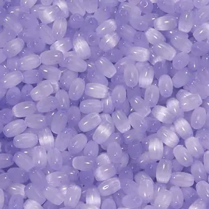 Gros plan sur des perles de verre violettes effet cat-eye, idéales pour vos bijoux DIY.
