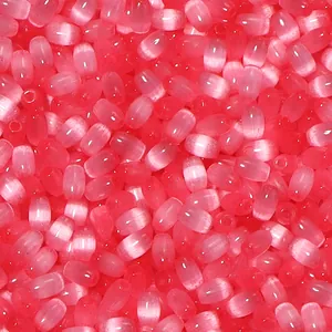 Détail de perles de rocaille en verre œil de chat rose, perles en vrac brillantes pour bijoux DIY.