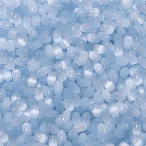 Gros plan détaillé de perles de rocaille en verre bleu clair pour fabrication de bijoux DIY.