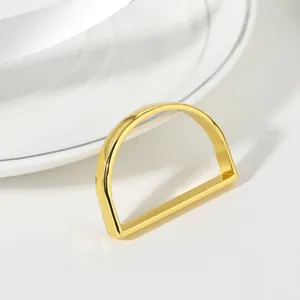 Nahaufnahme des mattgoldenen D-förmigen Metall-Serviettenrings mit glatter galvanisierter Oberfläche.