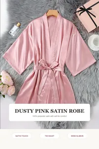 Detail des altrosa Satin-Bademantels für Damen mit Bindegürtel und weiten Ärmeln