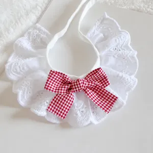 Bavoir en dentelle blanche pour animaux avec nœud rouge, collier décoratif chat et chien.