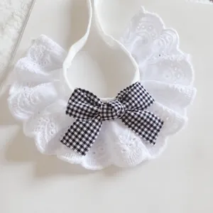 Bavoir en dentelle blanche pour animal avec nœud vichy noir, collier décoratif mignon.