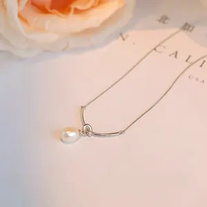 Collar de perlas de plata esterlina 999 detalle, diseño minimalista chic, joyería elegante.