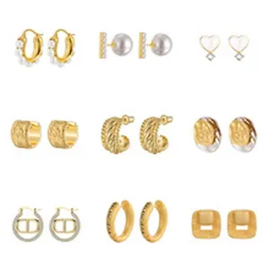 Selezione di eleganti orecchini in acciaio placcati oro 18K con perle e design a cerchio
