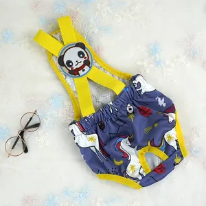 Detalle de pantalón sanitario para perro con malla transpirable, tirantes y unicornio.