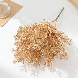 Gouden kunstmatige eucalyptus bladeren takken voor huisdecoratie en feestdagen.