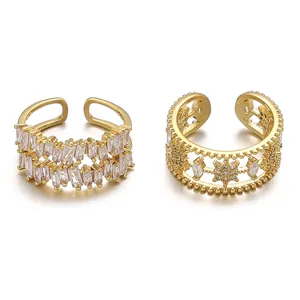Set di anelli aperti dorati con zirconi baguette e design a stella traforata da donna.