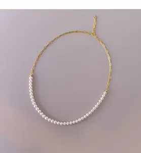 Elegante Halskette mit einer Hälfte weißer Perlen und einer Hälfte Goldgliedern