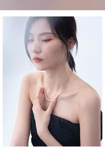 Detailaufnahme einer eleganten natürlichen Süßwasserperlenkette an einem weiblichen Model