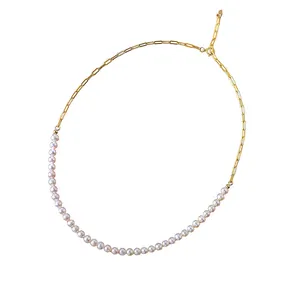 Elegante Halskette mit natürlichen Süßwasserperlen und goldener Büroklammerkette