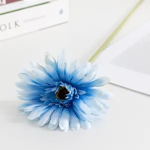 Vista dettagliata di un fiore artificiale di gerbera blu per la decorazione domestica.