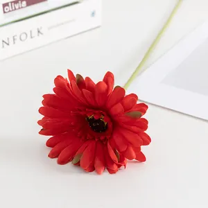 Dettaglio primo piano di fiore gerbera rosso finto per composizione di decorazione.